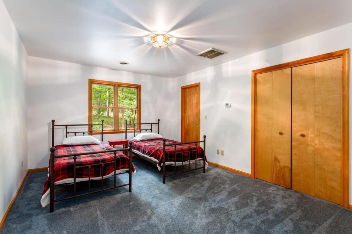 Huge Cabin W Hot Tub, Deck, Grill, Fire Pit, Wifi Berkeley Springs Esterno foto